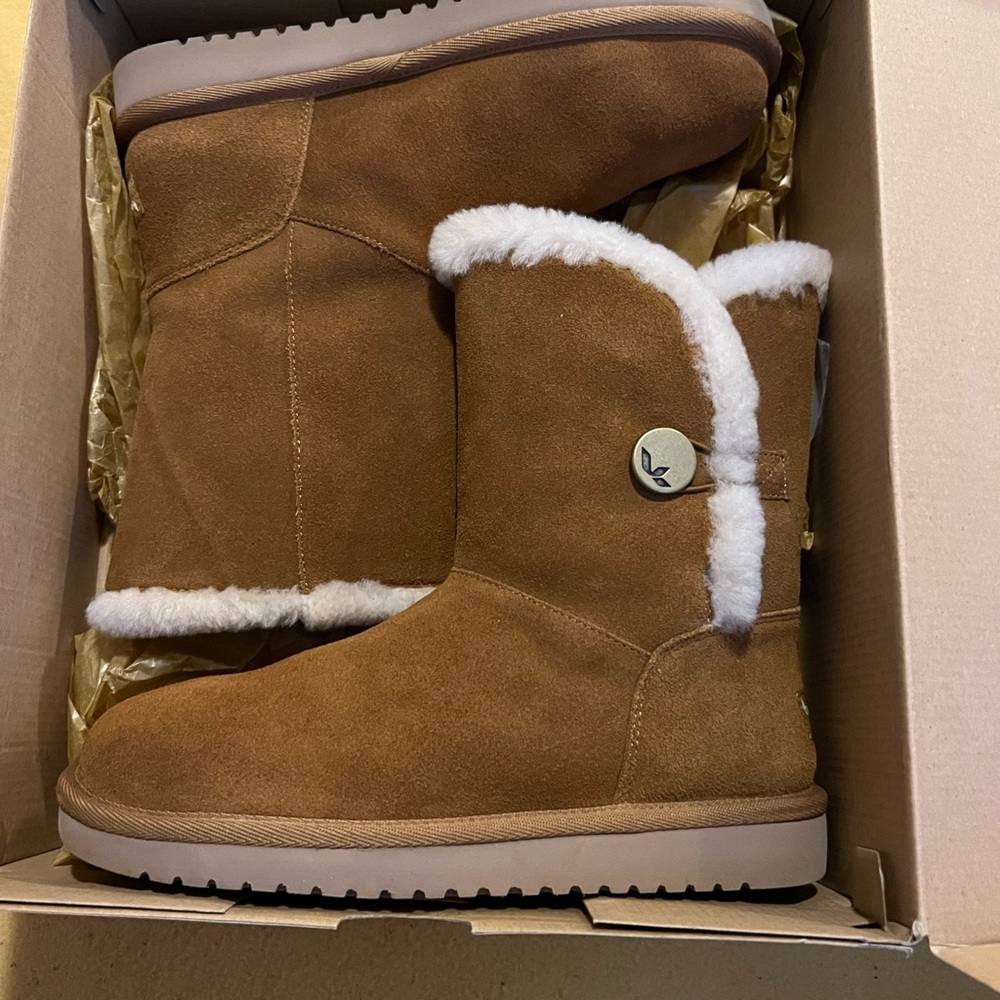 Brown and white furry koolaburra by UGG boots for the winter 🤎